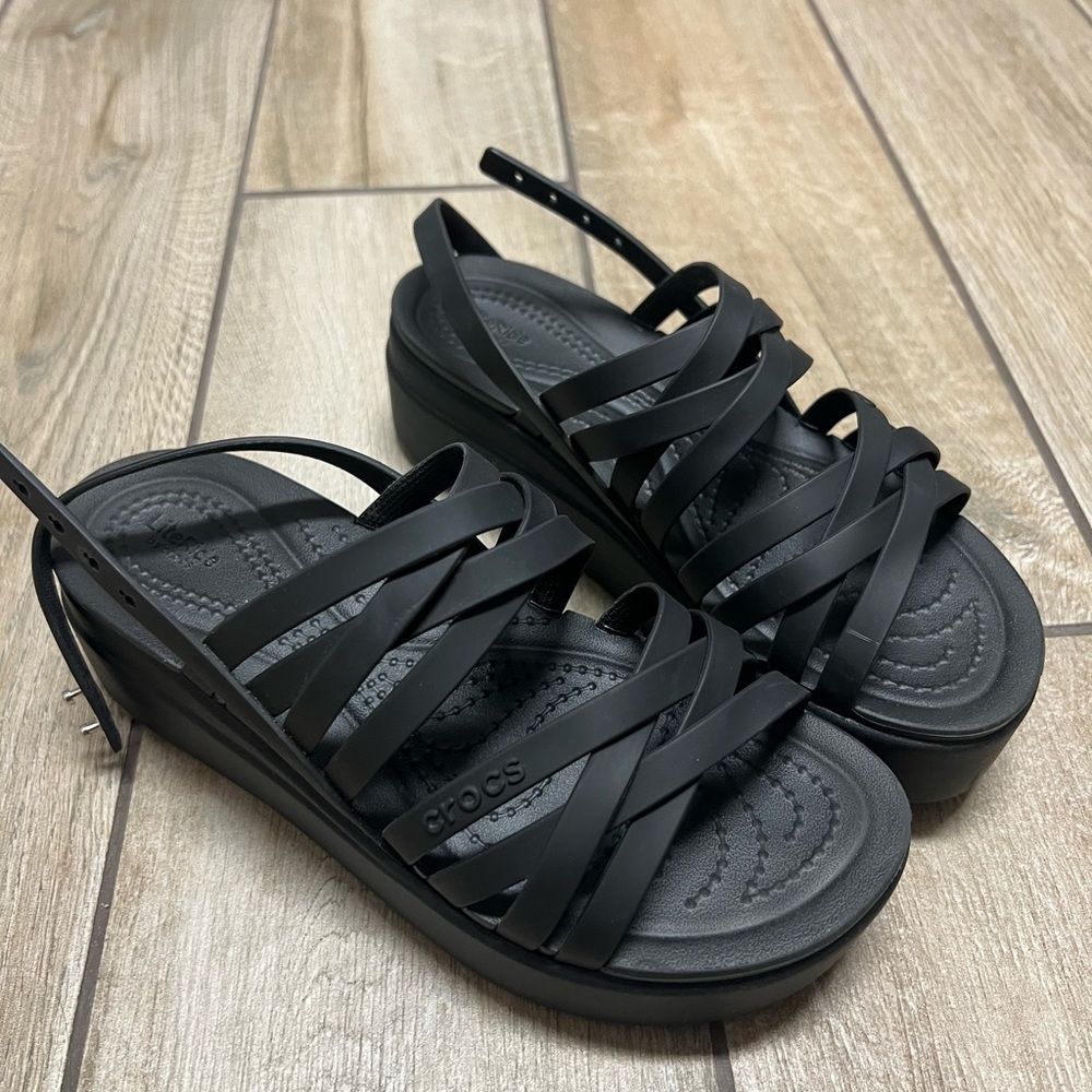 wedge crocs with fur